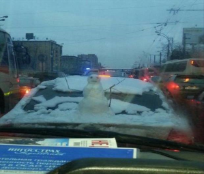 snowman on car trunk